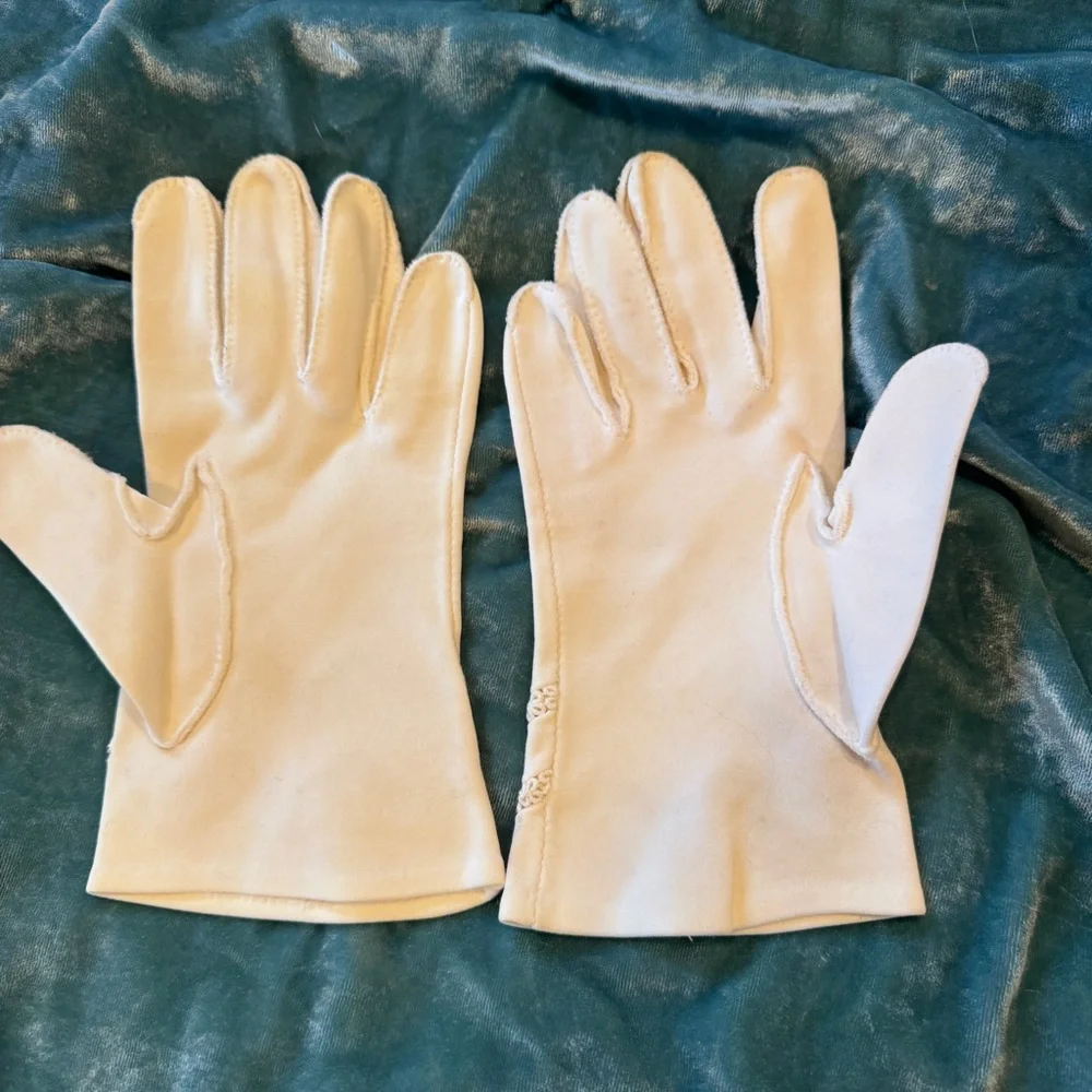Vintage Classic Women's Cream Gloves with Zigzag Embroidery